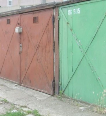 Trei minori din Năvodari au vandalizat o maşină într-un garaj